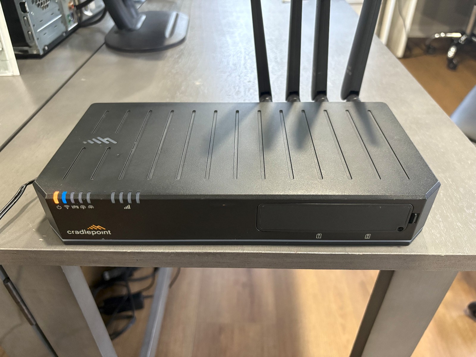 Cradlepoint E320 5G  Enterprise Router POWERS ON WORKS.