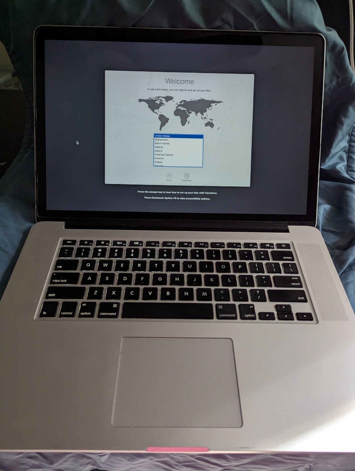 MacBook Pro Retina 15" 2.2 GHz quad-core i7 processor bundle - original charger