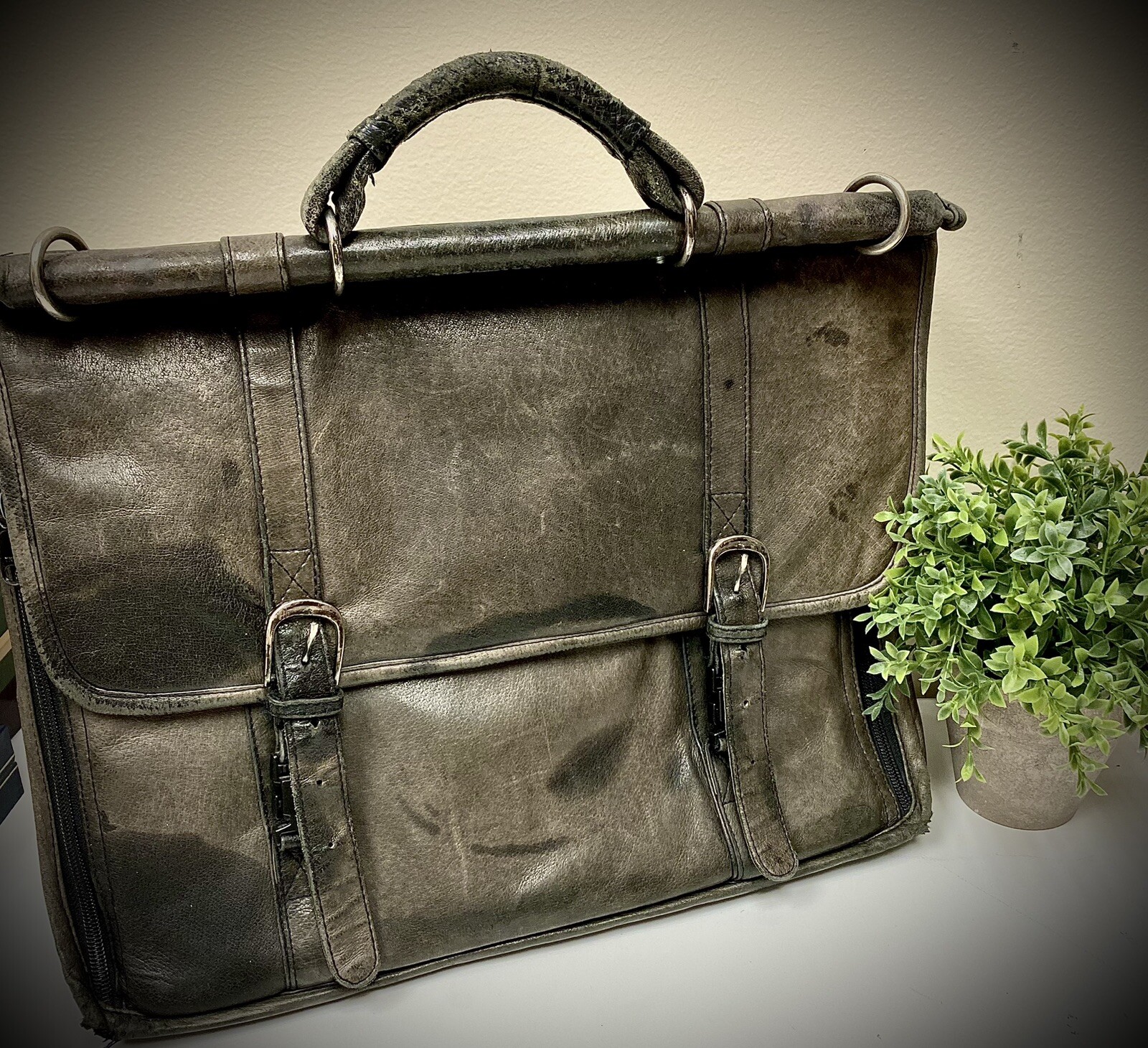 Fellowes Shark Gray Expandable Leather Computer Case Briefcase Bag, THRASHED