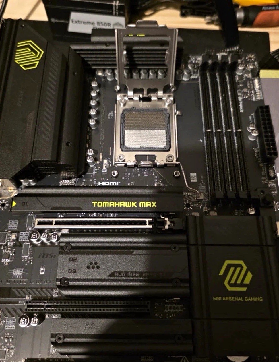 MSI Tomahawk Max ATX Intel Socket LGA 1700 DDR5 4-DIMM HDMI M.2 PCIe
