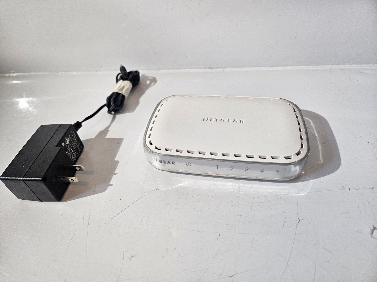 NETGEAR  5-port 10/100 Mbps Ethernet Switch FS605 V3, Not Tested