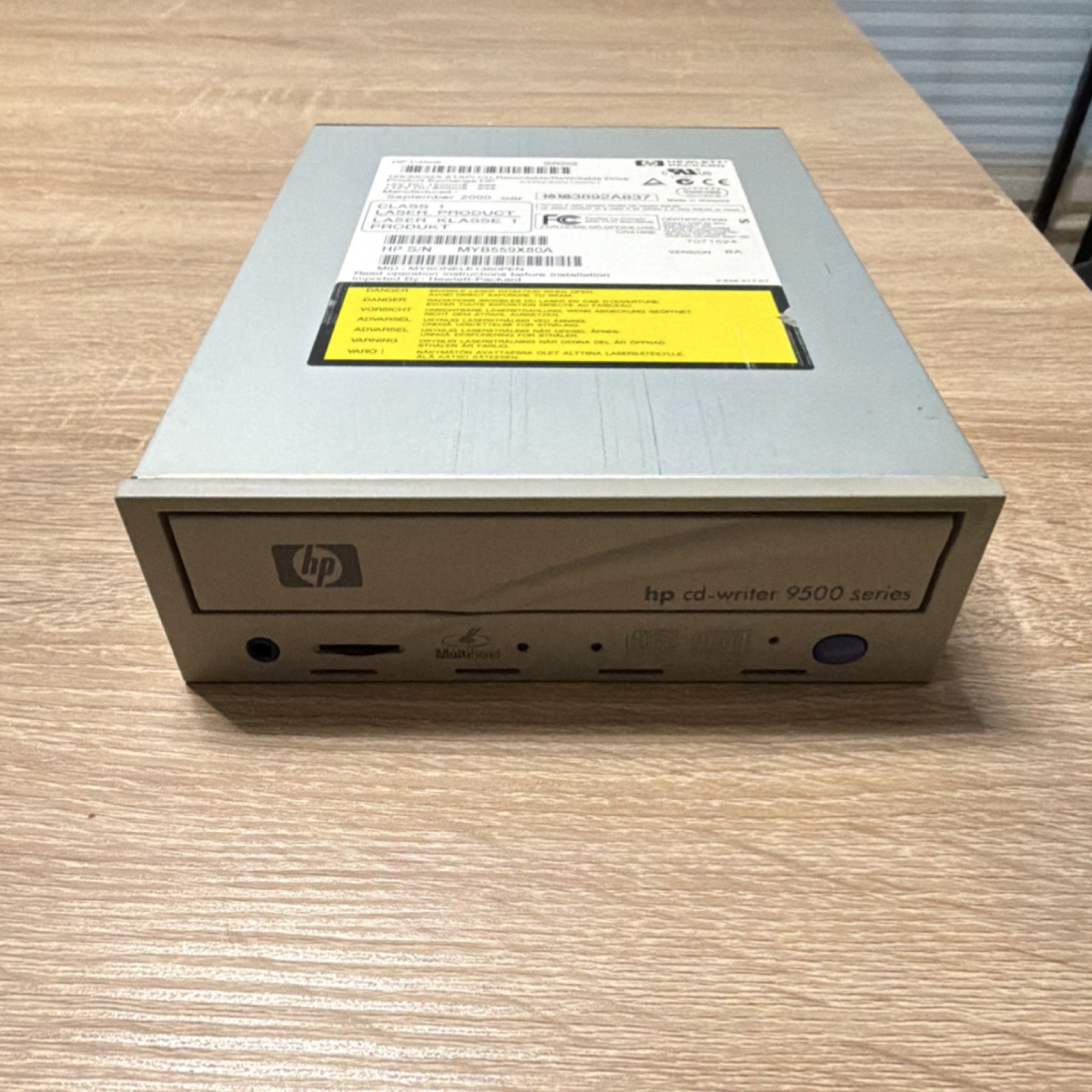 HP cd-writer 9500 series Internal Desktop Drive ATAPI 12x/8x CD-R/RW Beige