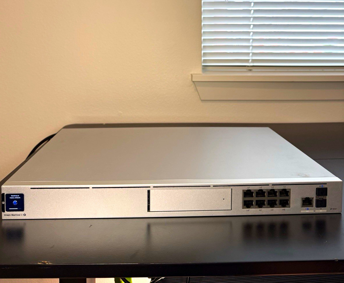 Ubiquiti UniFi Dream Machine Special Edition UDM-SE PoE Gateway Router