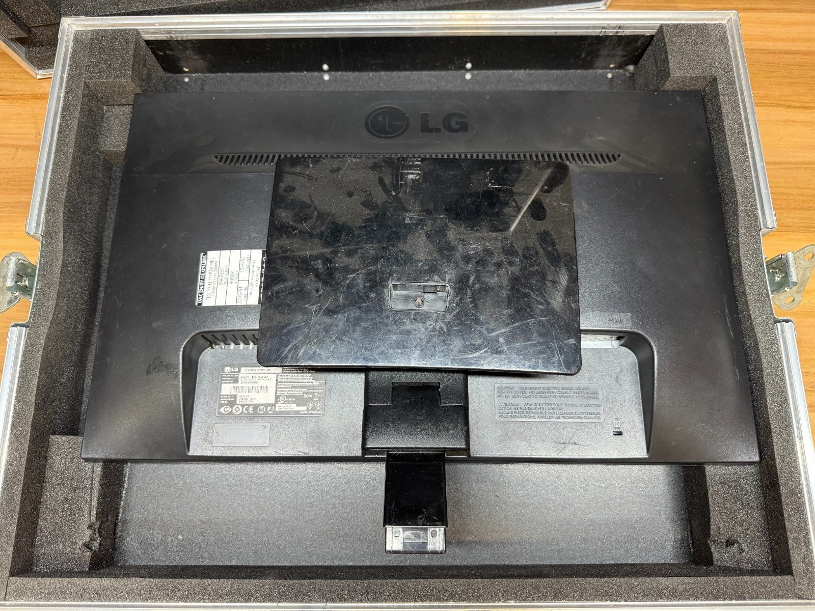 LG Flatron E2241V-BN 21.5" LED* LCD Monitor w/ roadcase & stand
