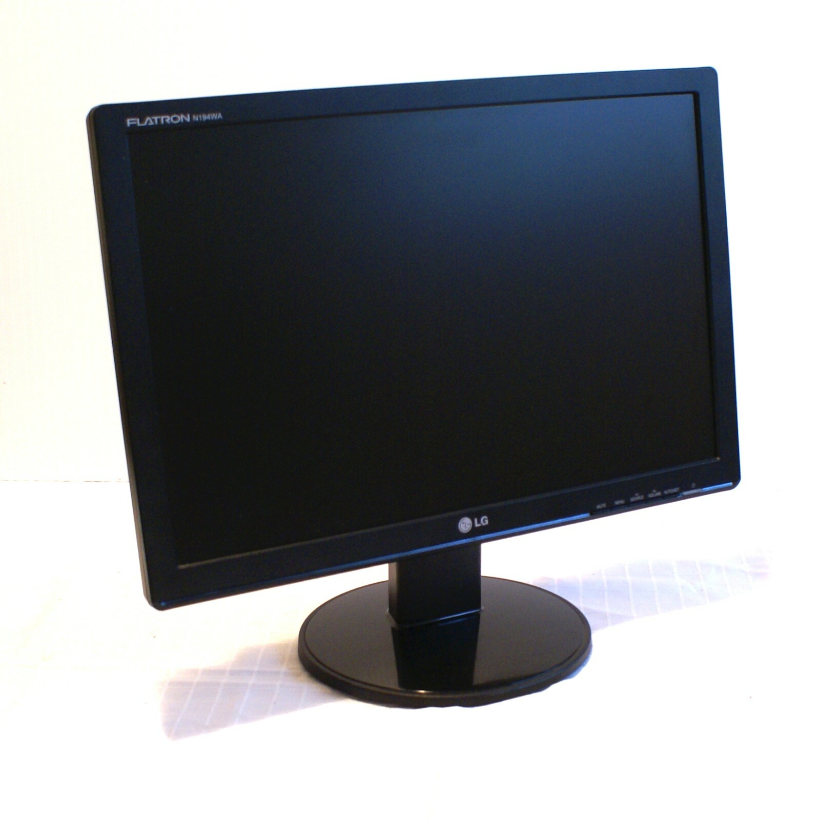 LG Flatron N194WA-BF  18.5" Widescreen LCD Monitor Good Condition