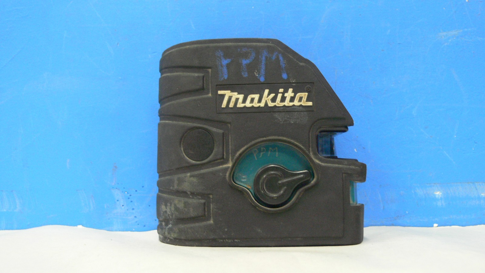 Makita SK104 Self-Leveling Horizontal/Vertical Cross-Line Laser. (for parts)