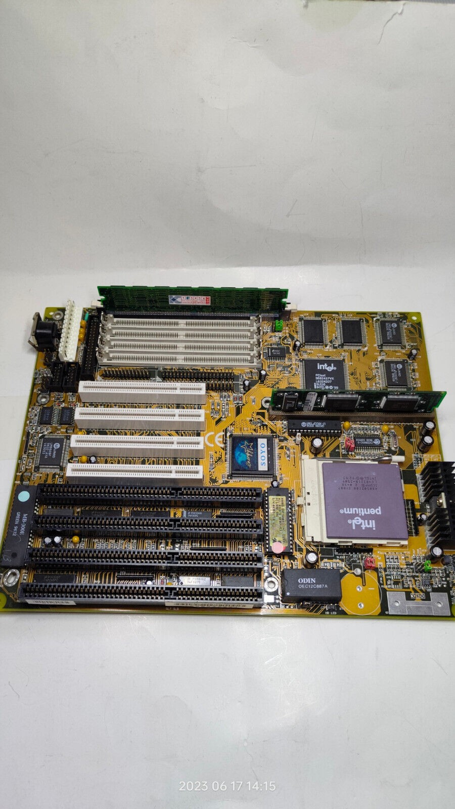 Socket 7 AT Motherboard Soyo SY-5VA (with additional cache), Intel CPU 100 mhz,