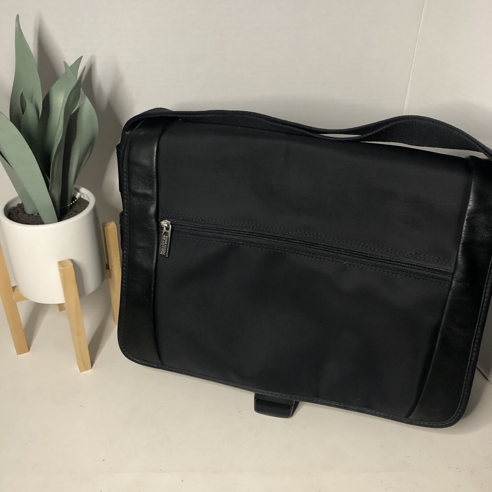 Kenneth Cole Reaction R-Tech Laptop Briefcase 15” Black Nylon Leather Trim EUC