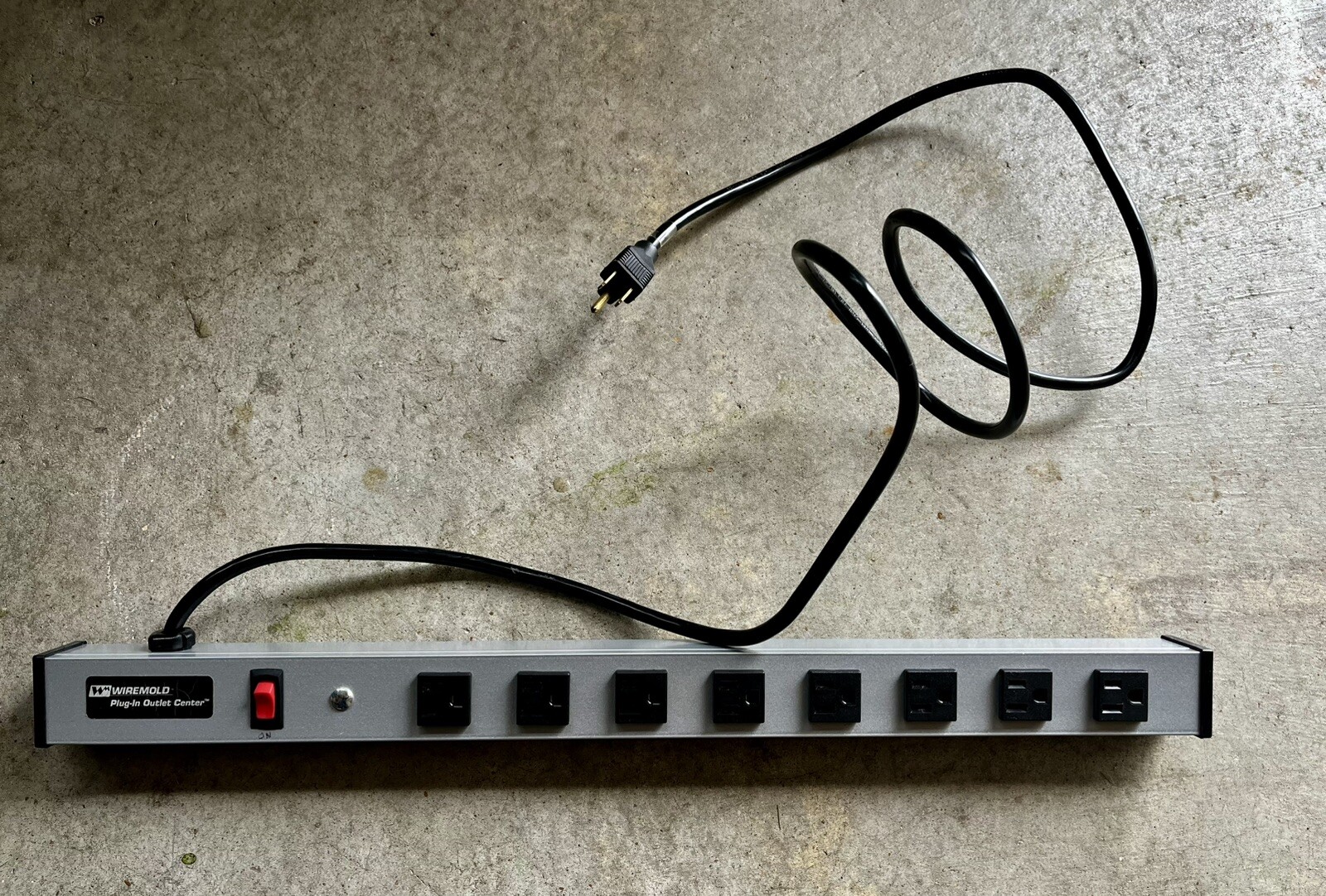 WIREMOLD UL30BC Plug-in Switched Outlet Center 15 AMP 8 Outlet POWER STRIP 1A947