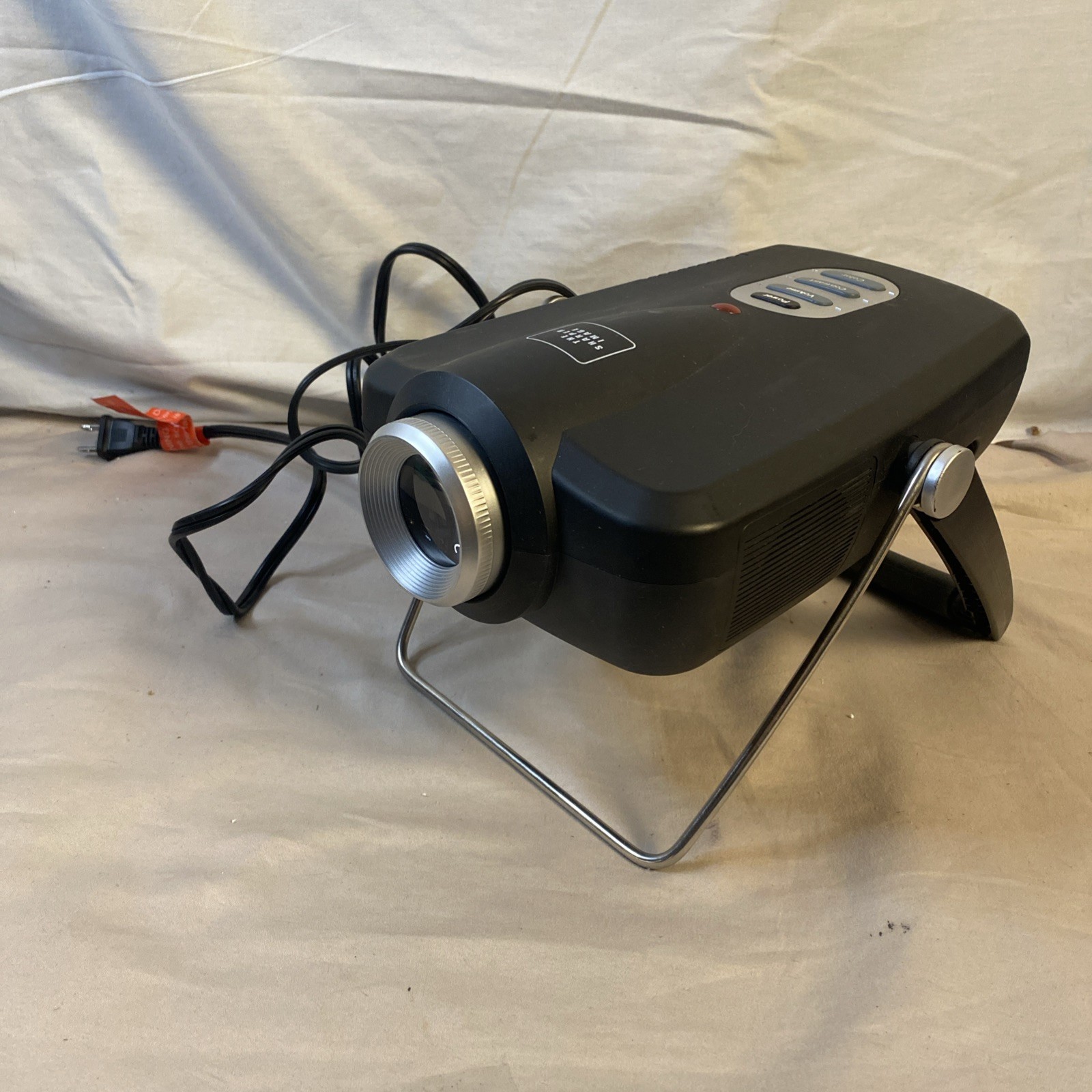 The Sharper Image Portable Entertainment Projector W Remote EC-PJ10 Tested Works