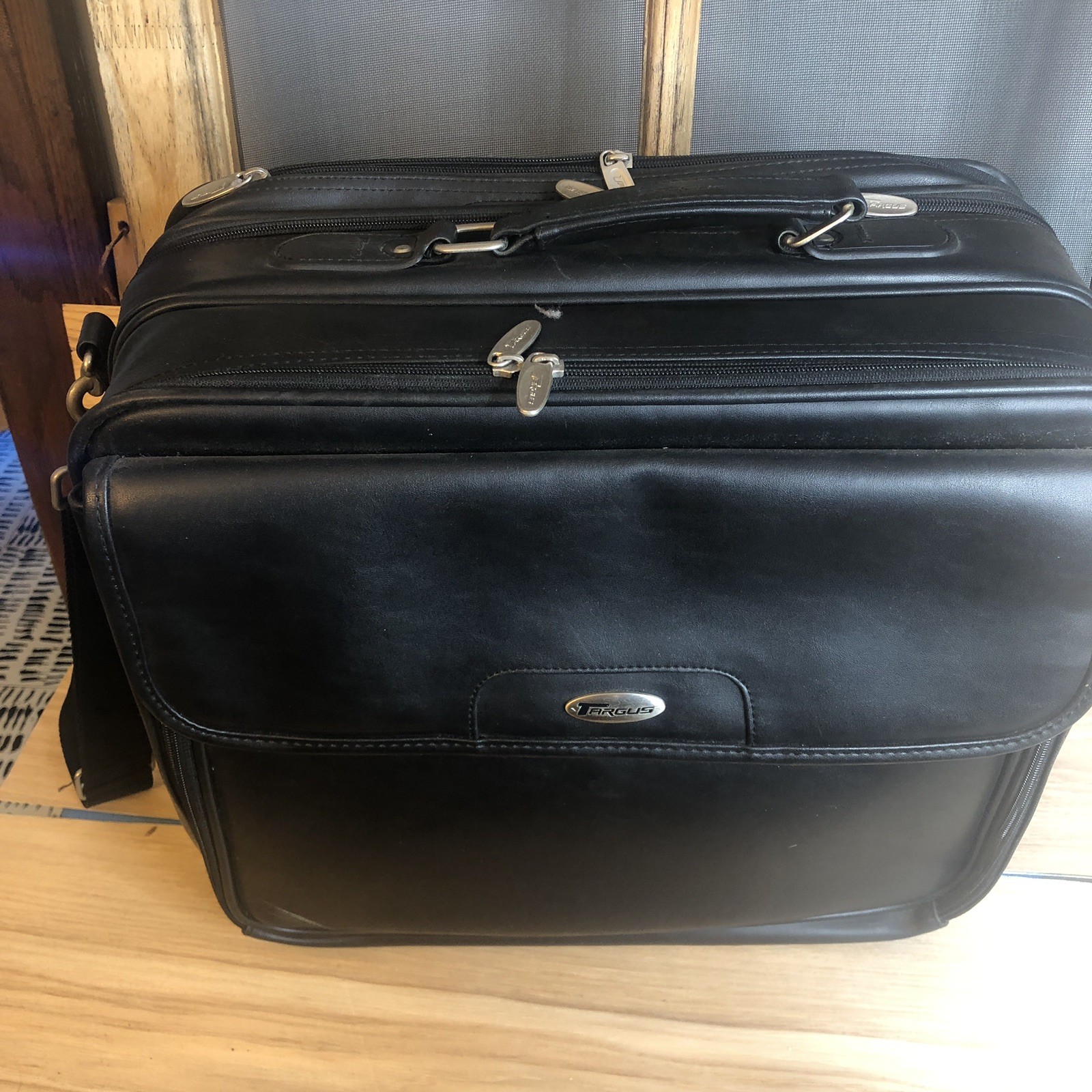 Targus Large Laptop Computer Bag Travel Case Black 16W x 13T x 7D Strap