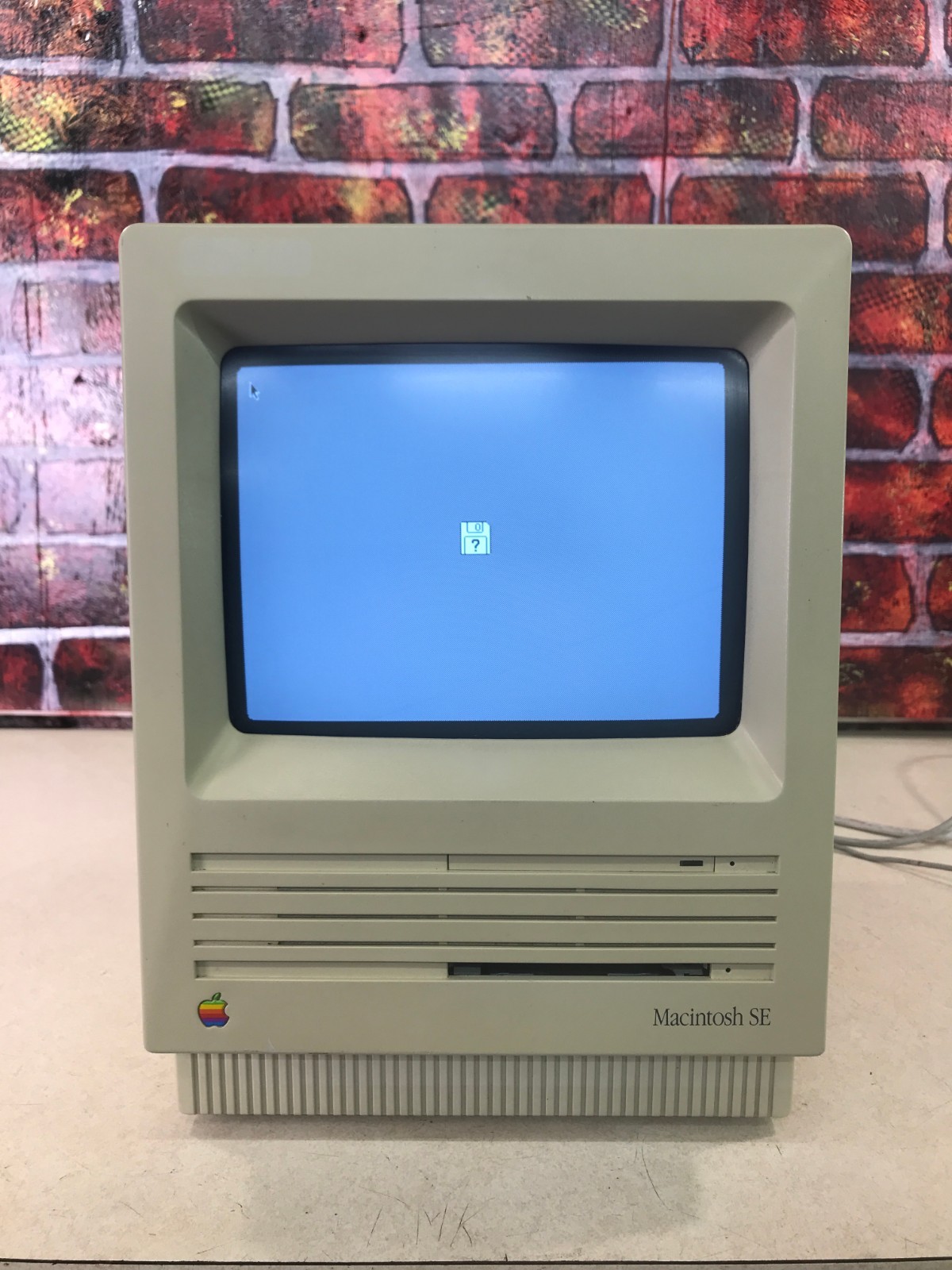 Apple Macintosh SE M5011 Computer for Retro Gaming w/Drives - Boots to "?"