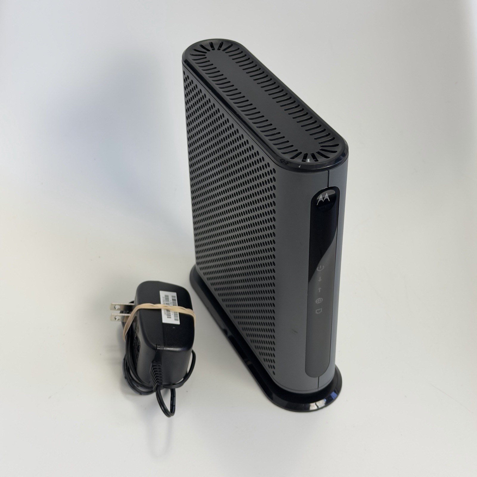 Motorola MB8611 DOCSIS 3.1 Cable Modem w/ AC Power Adapter Used Good Condition