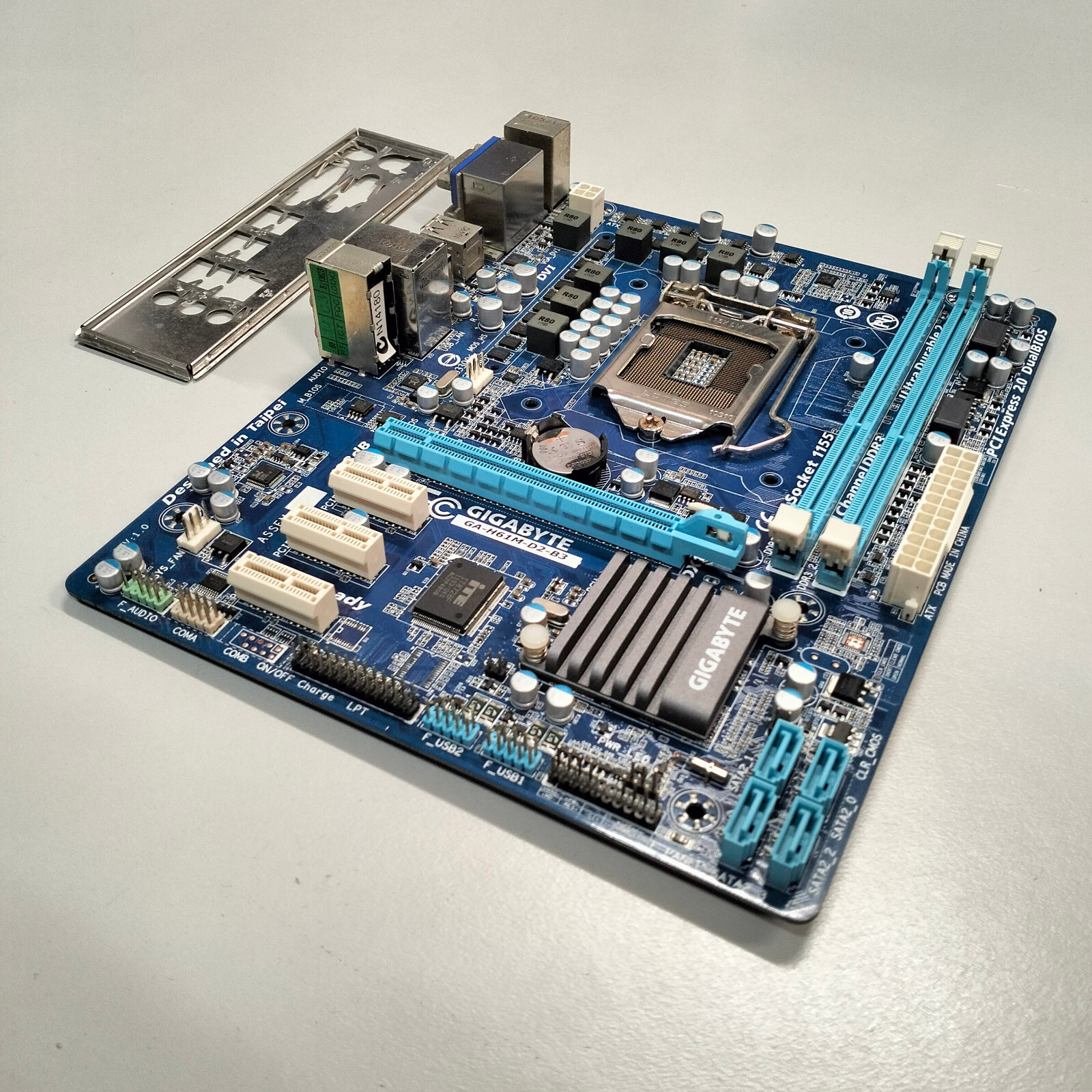 GIGABYTE MicroATX Socket LGA1155 H61 Express Chipset GA-H61M-D2-B3 rev. 1.0