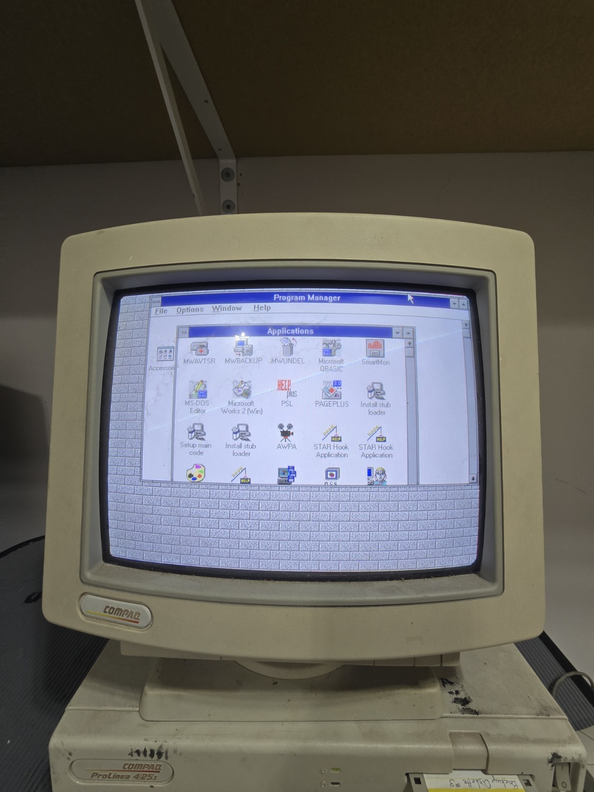 Compaq Prolinea 4/25 S Desktop Computer with 3.5-inch Floppy Drive