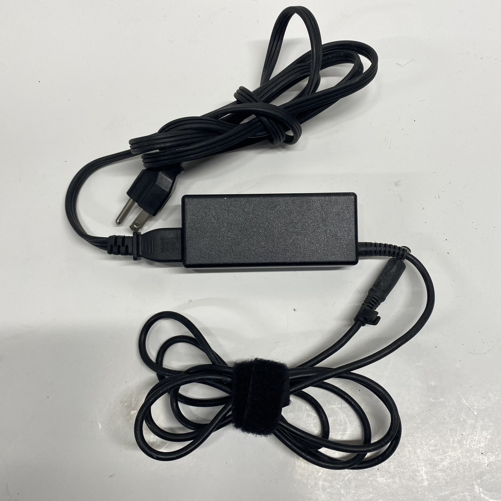 Genuine HP Compaq N193 65w wide range AC Adapter Charger/Cord Power Supply