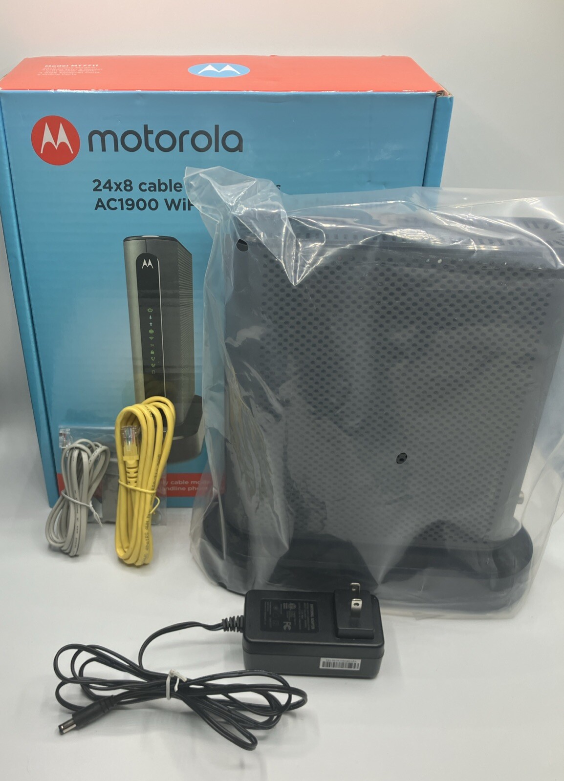 EXCELLENT CONDITION Motorola MT7711 24x8 Cable Modem + AC1900 Wi-Fi Router-Black