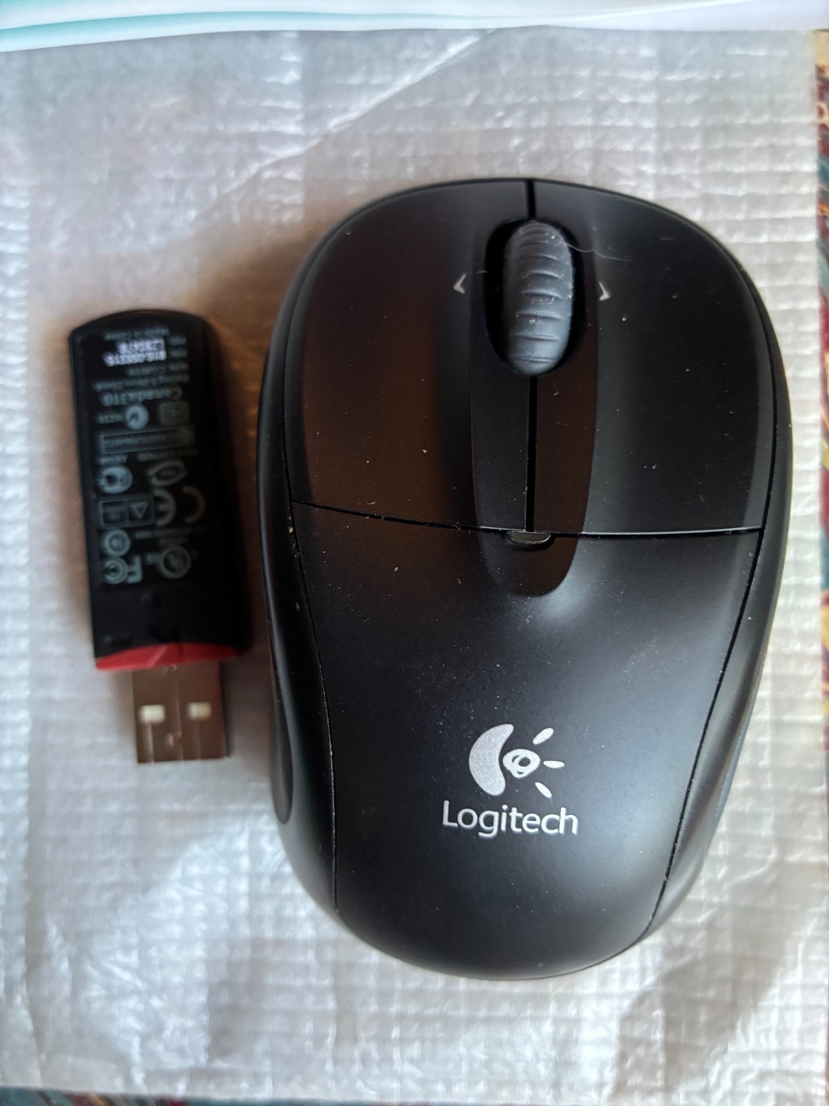 Logitech V220 Cordless Optical Mouse for Notebook Computers~Black~2007