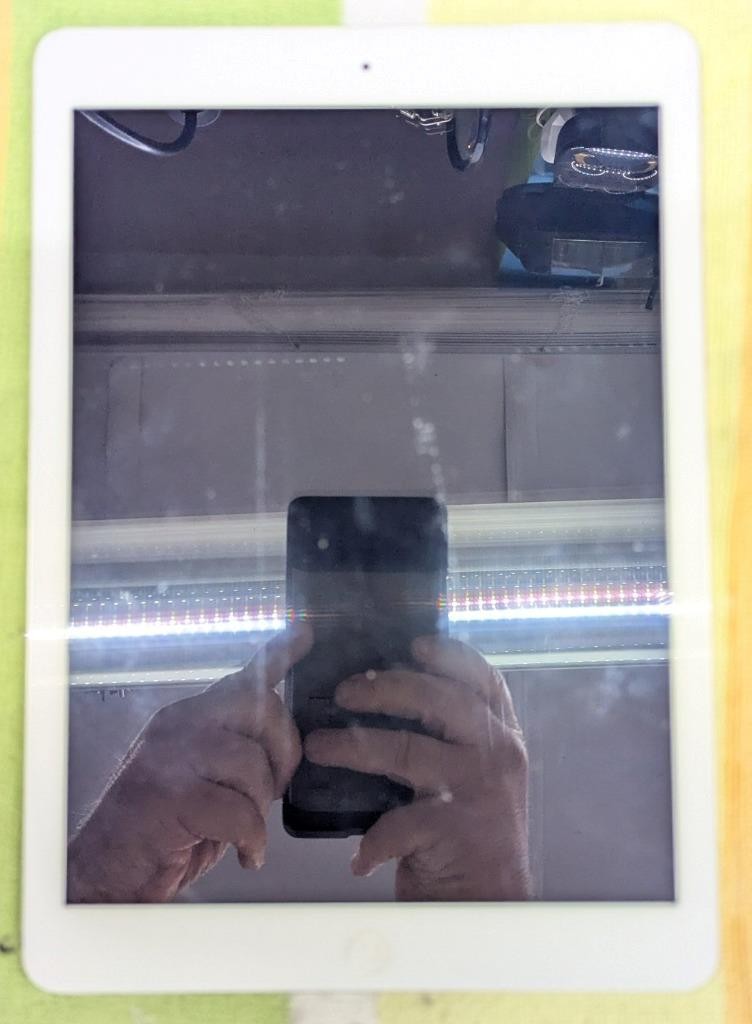 iPad A1474 AS-IS Will Not Power On Read Description Good Screen