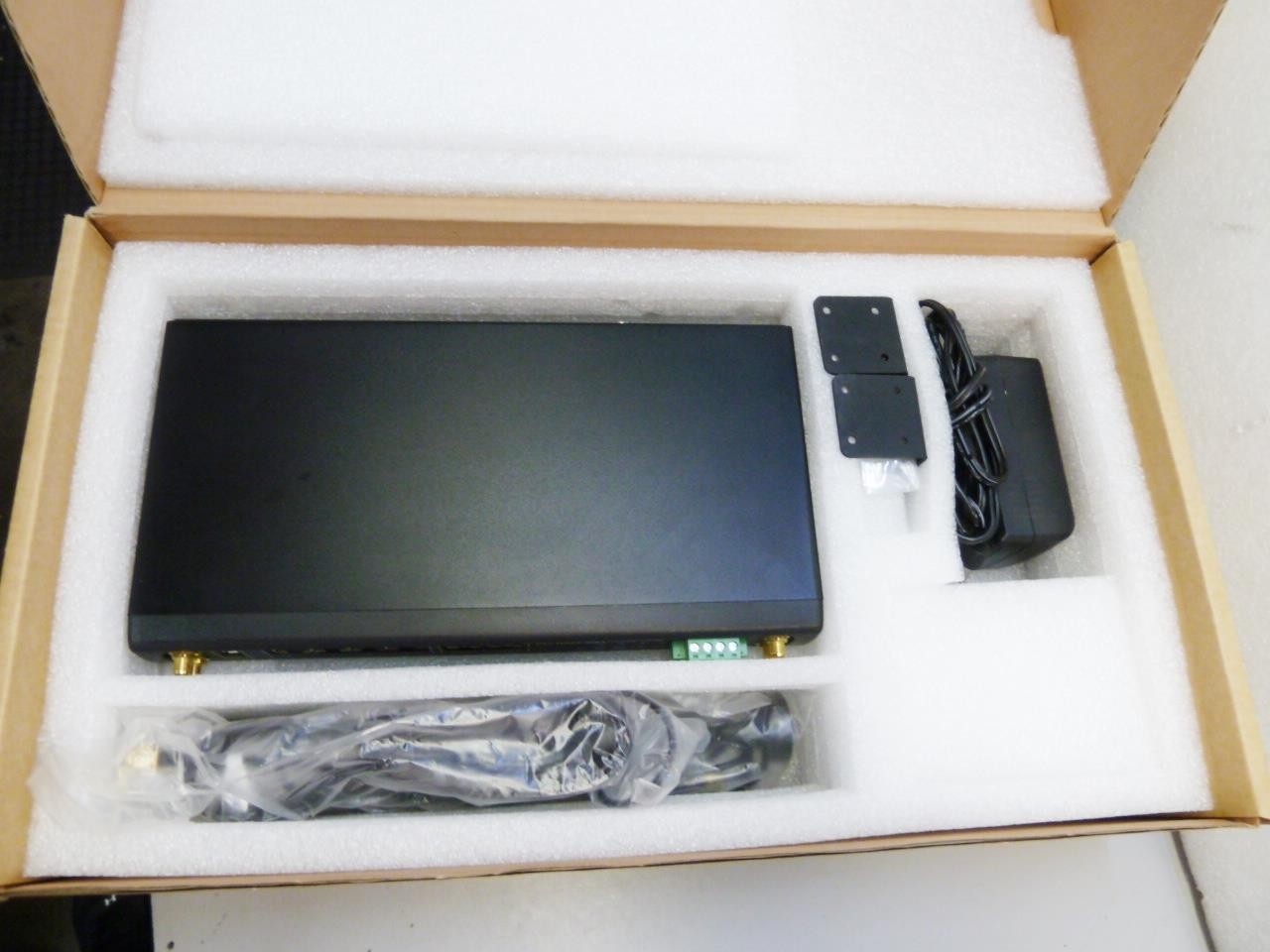Peplink/Pepwave Max 700 Rugged Mobile Router w/ Mounts, Antennas & Power supply
