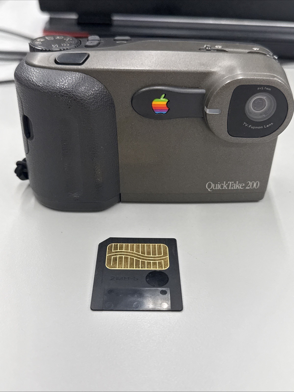Apple Vintage QuickTake 200 Digital Camera w/ 2mb Storage Card Works (Read)