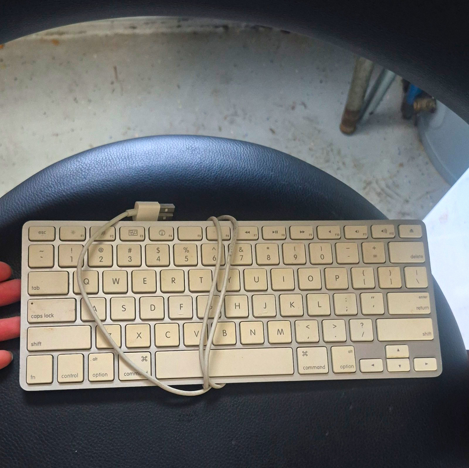 Apple A1242 Compact Wired USB Aluminum Keyboard White/Silver English QWERTY