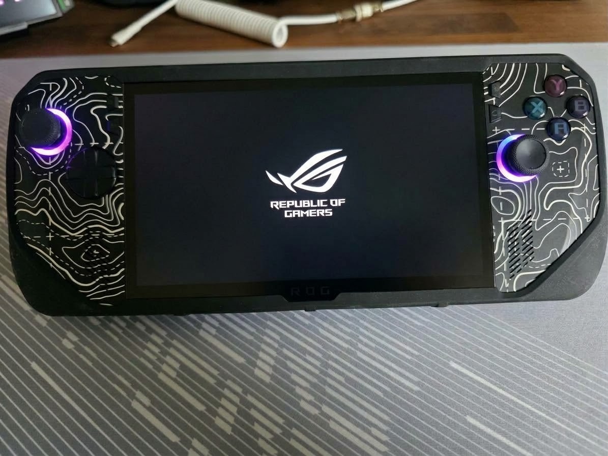 ASUS ROG Ally X (1TB, Z1 Extreme, 24GB of LPDDR5X RAM)  BUNDLE