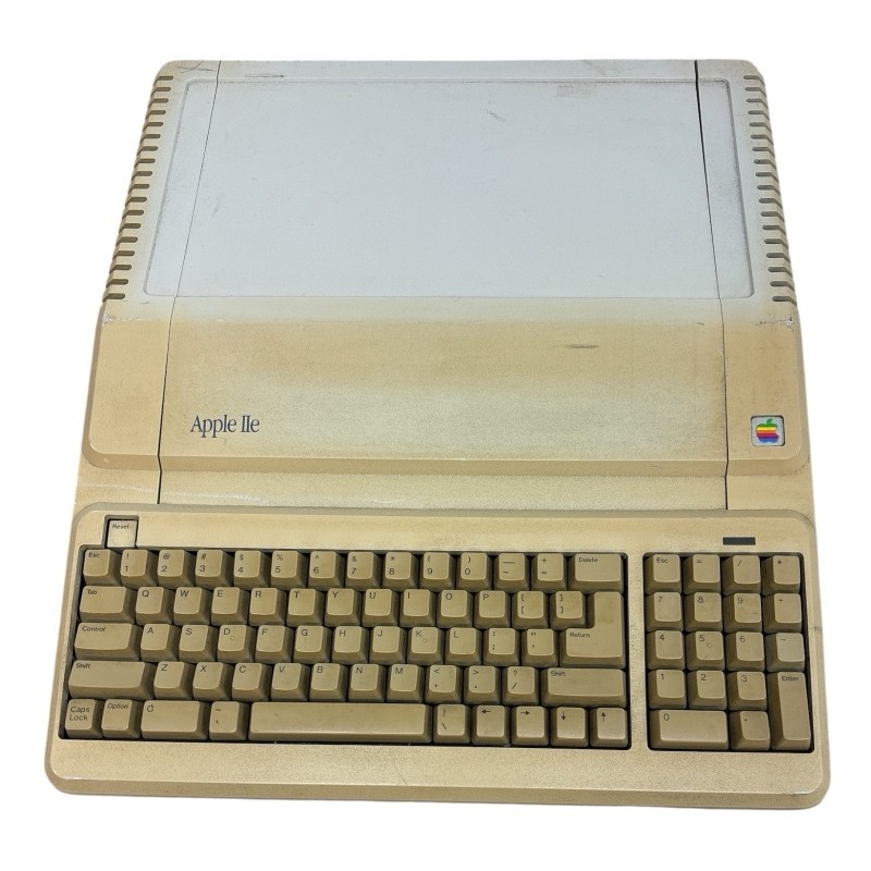 Apple IIe Platinum 128k Computer A2S2128 (Powers On)