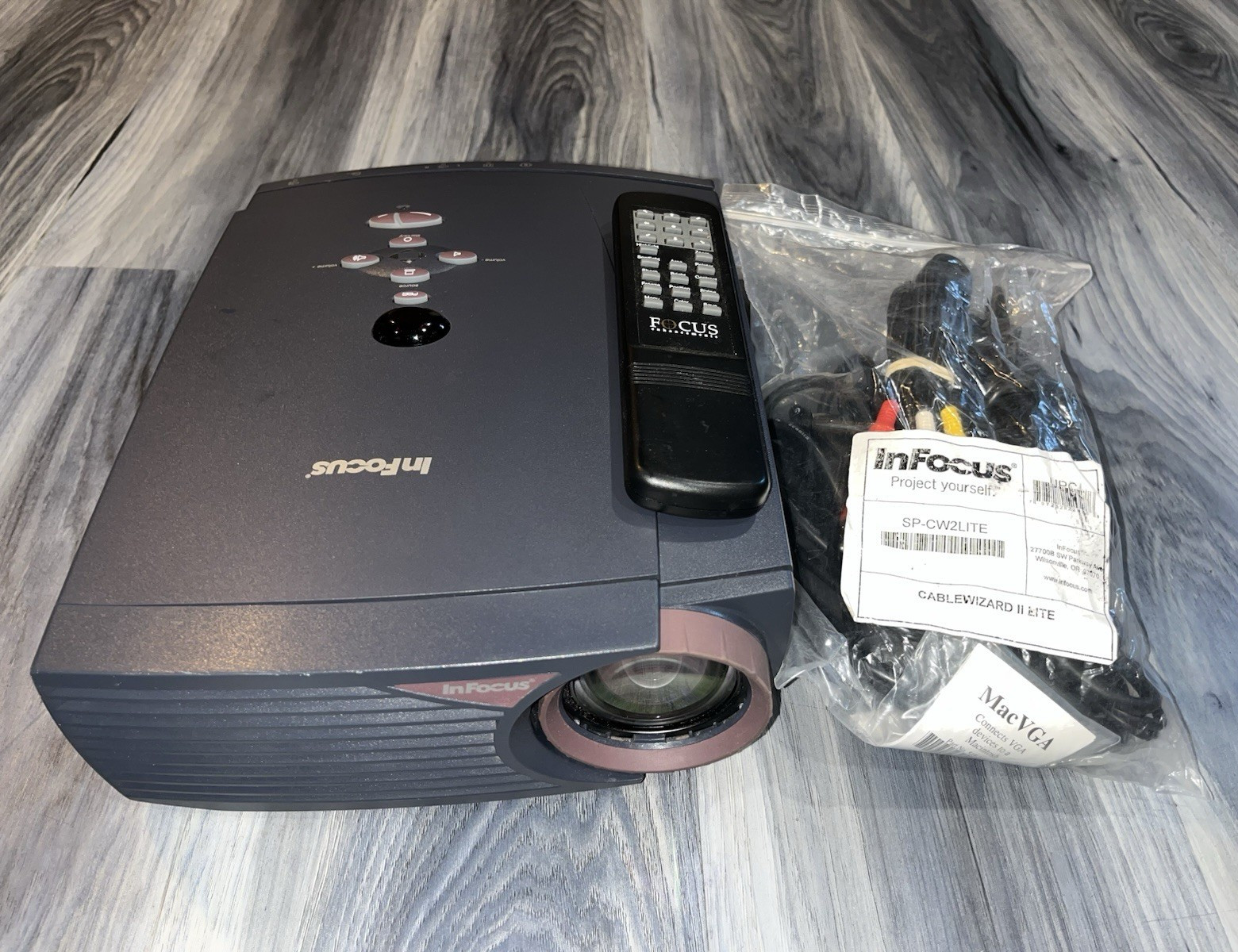 InFocus LP400 DLP Projector 1100 ANSI Lumens 800x600 Remote Case Cables