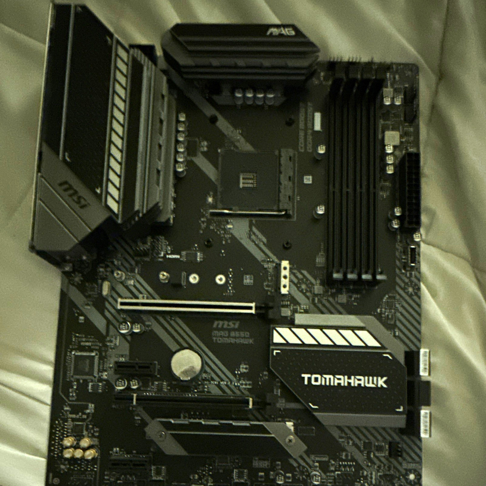 MSI MAG B550 Tomahawk ATX AM4 AMD DDR4 Gaming Motherboard HDMI Audio