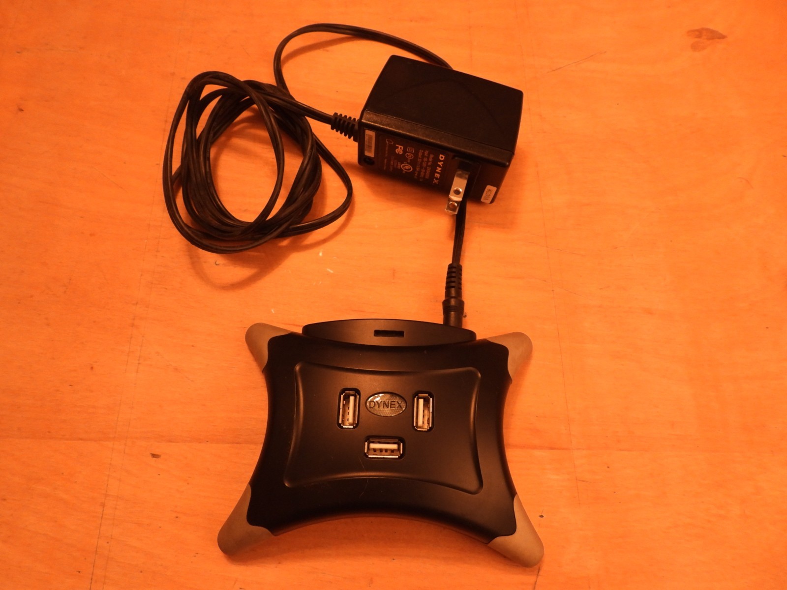 DYNEX DX-7P2H USB 2.0 - 7 Port Hub with power adapter