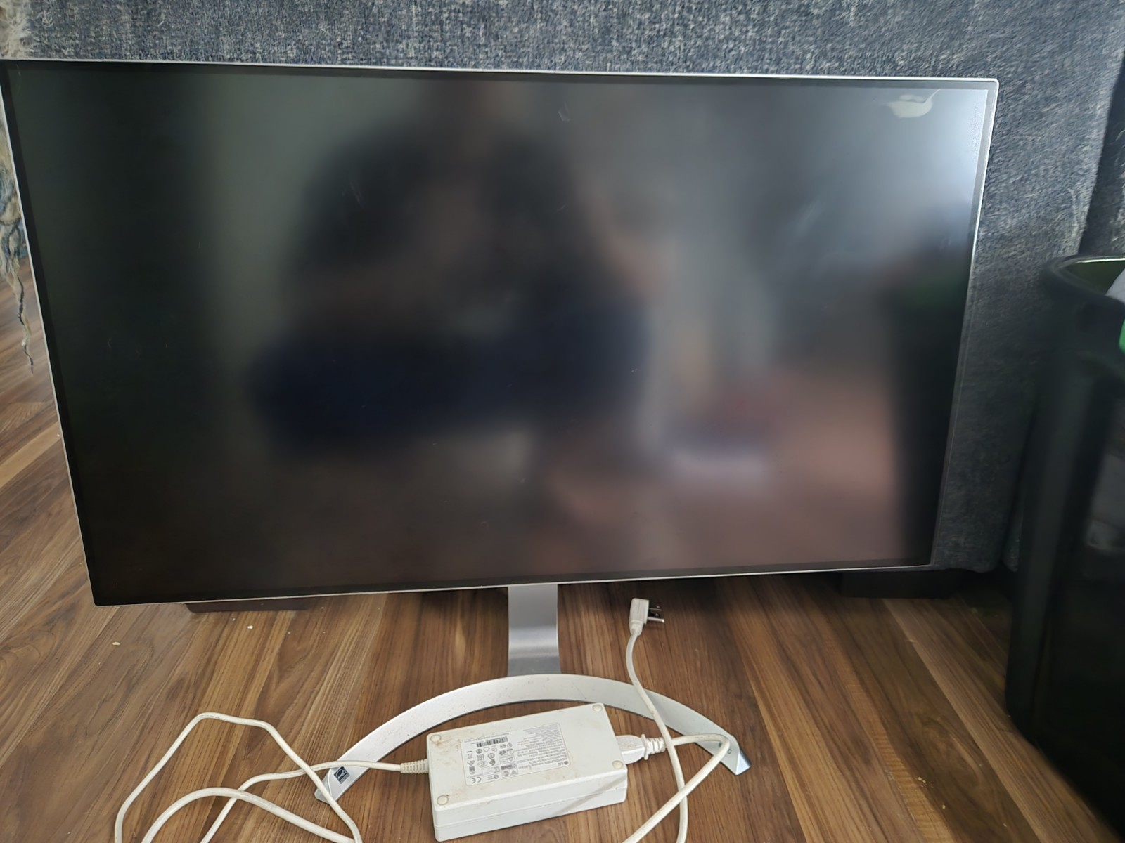 LG 32UD99-W Monitor with built-in speakers