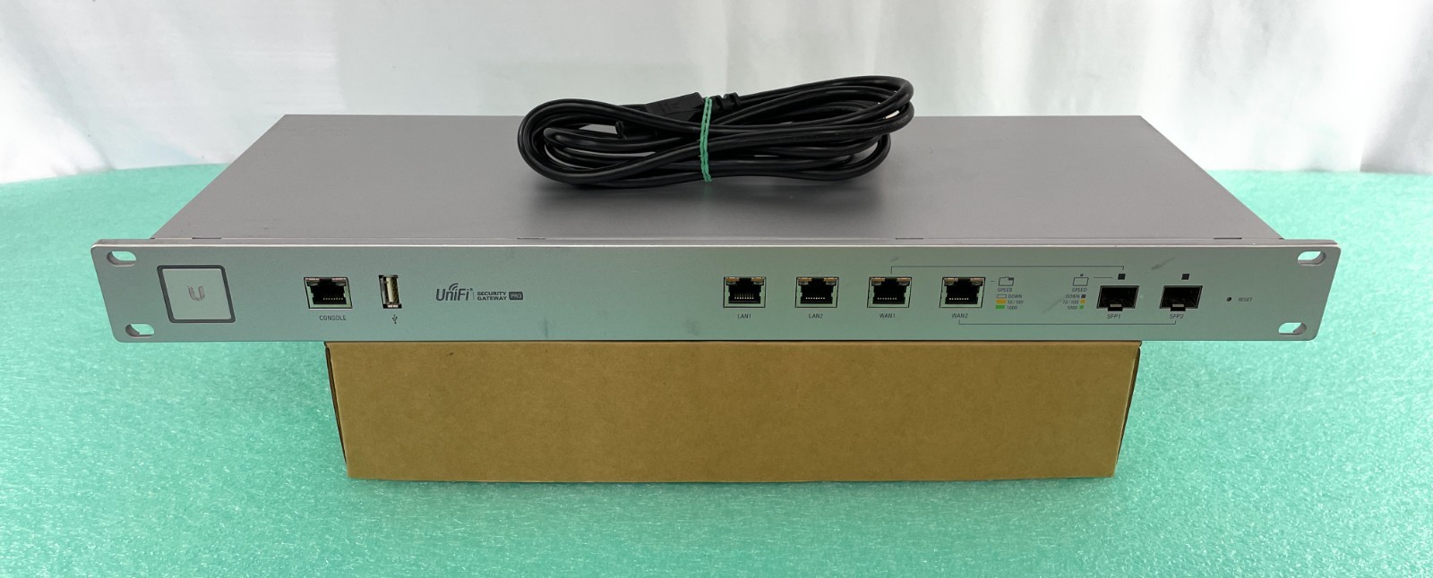 Ubiquiti Networks USG-PRO-4 Enterprise Gateway Router with Gigabit Ethernet READ