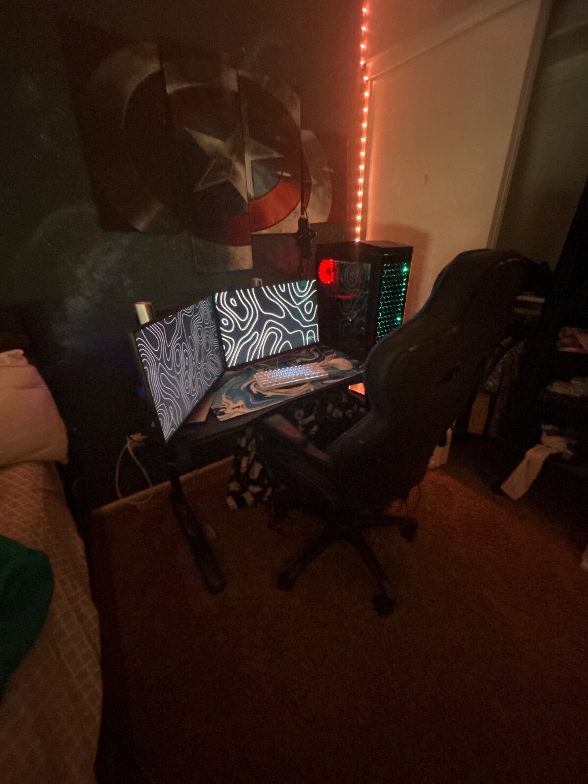 I’m selling a gaming setup with everything desk,chair and everything 