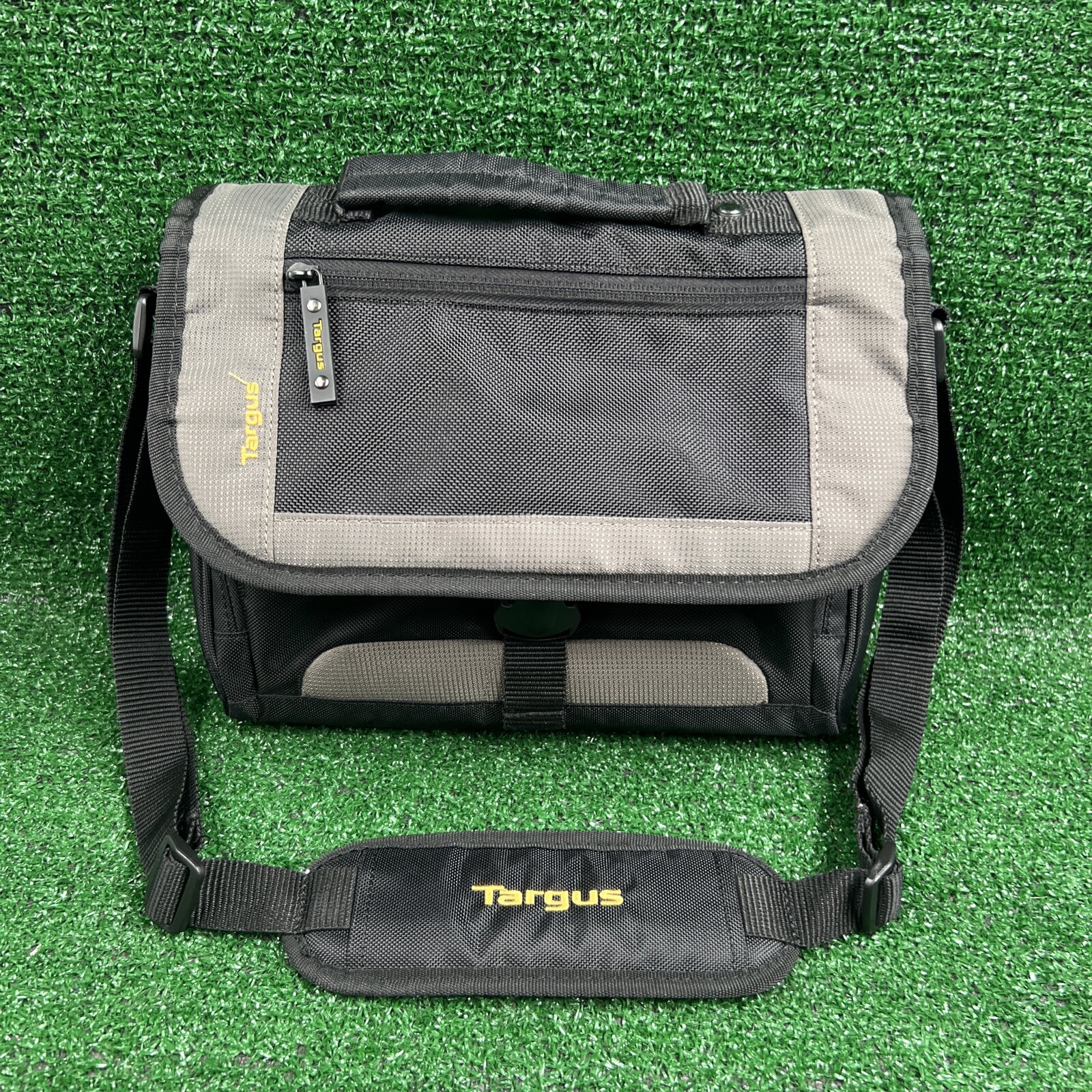 TARGUS Messenger Bag City Gear Mini For Most Tablets Black Gray