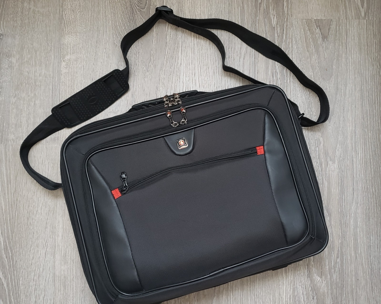 SwissGear Insight 15.6" Laptop Travel Shoulder Bag
