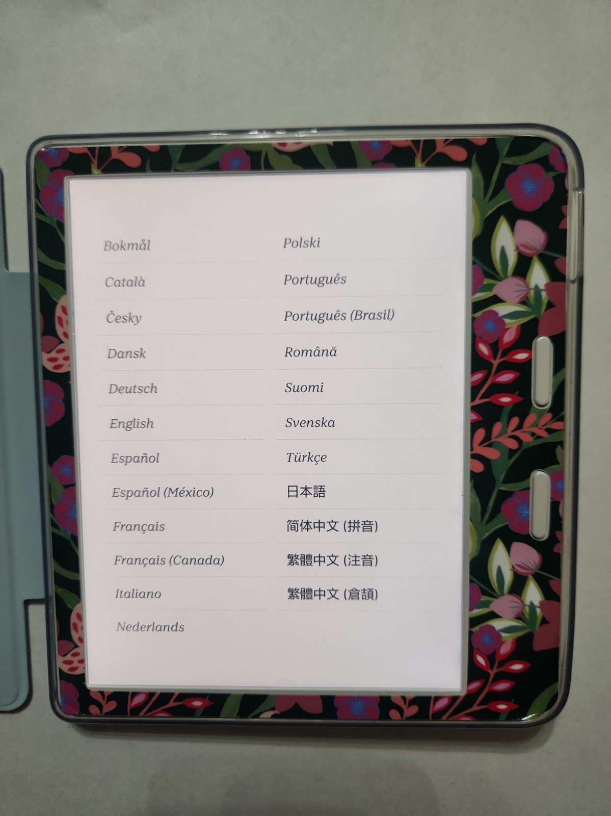 Rakuten Kobo Libra colour eBook Reader 7in 32GB Wi-Fi White with case Bundle