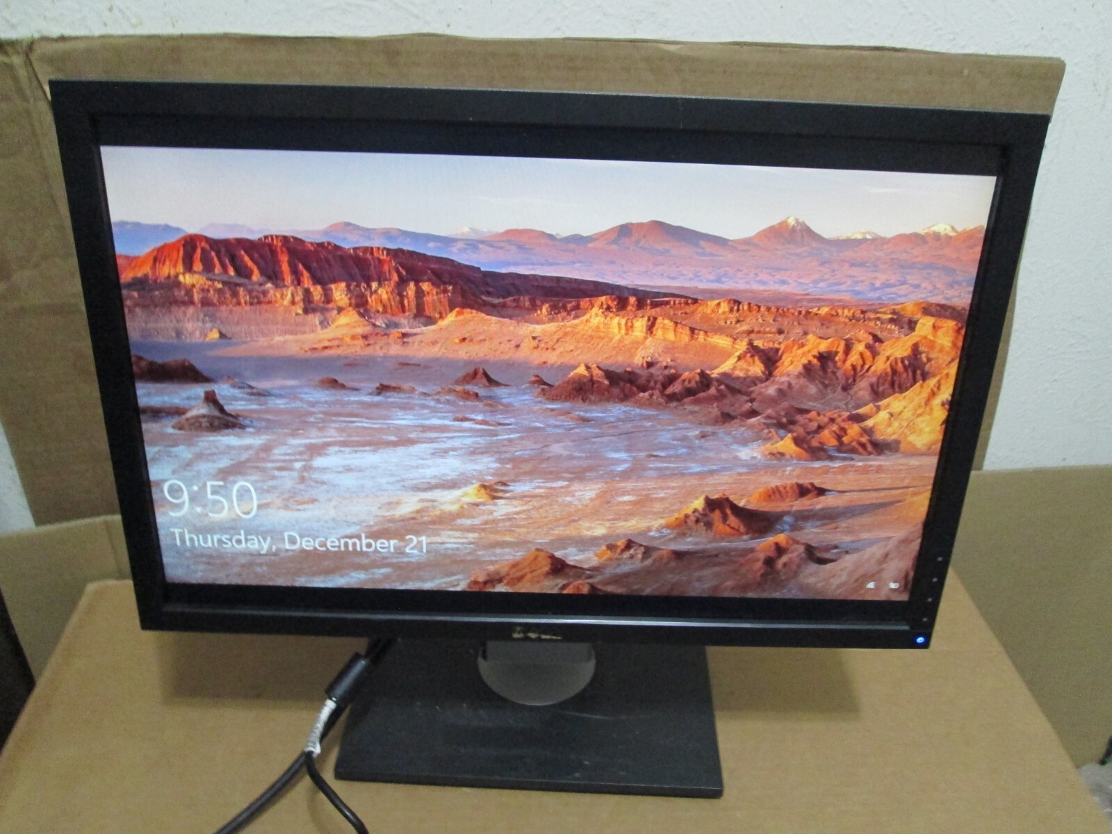 DELL 2210T Widescreen 22" LCD Monitor 1680X1050 Resolution With Stand