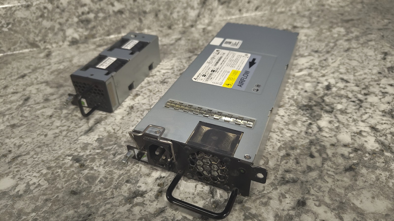 Brocade RPS16-E 1TNP0 ICX-6610 1000W AC power supply 23-0000142-02 and FAN USED