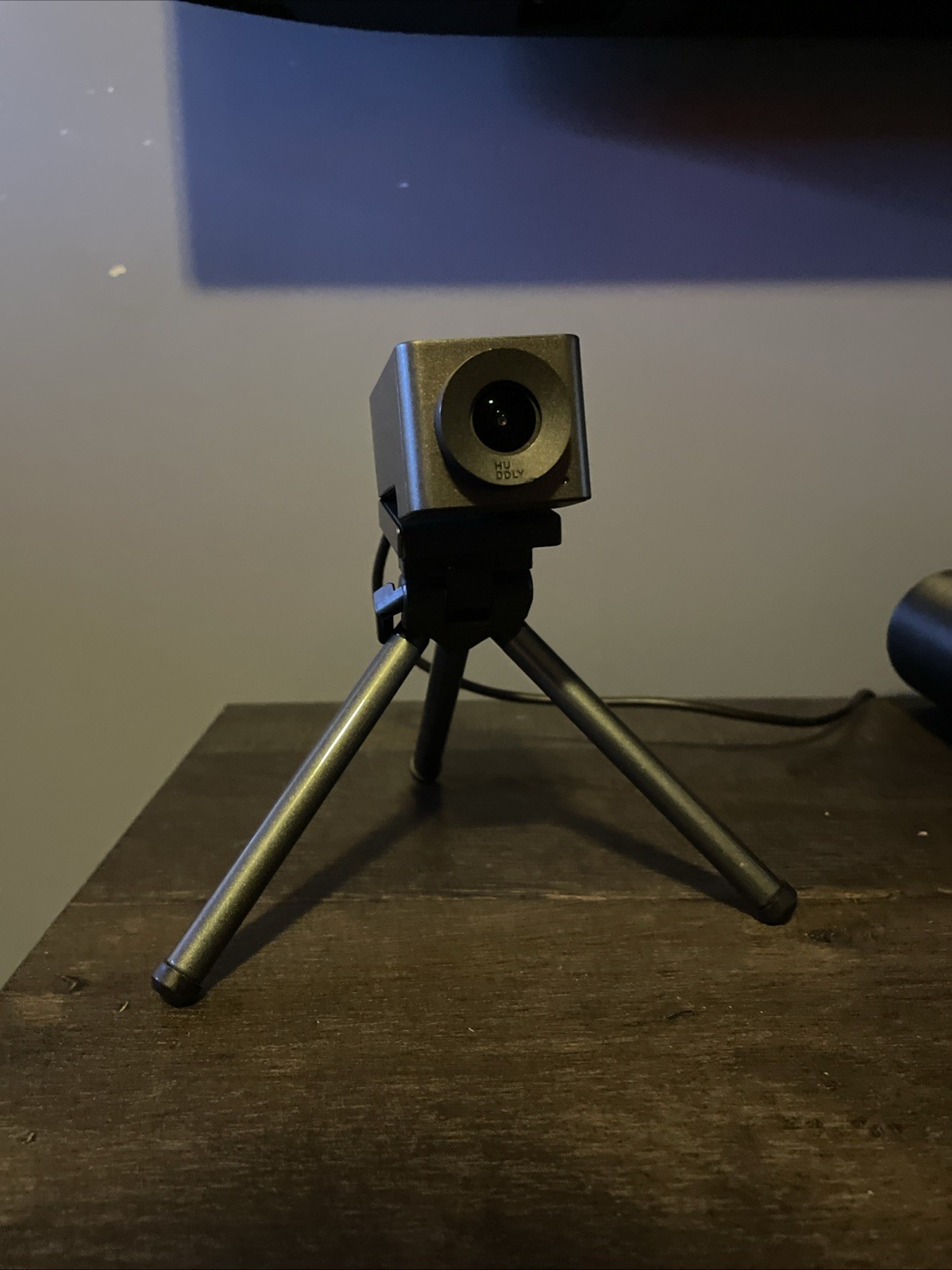 Huddly Go 1.0 Webcam with Wide-Angle Lens and 180° Auto-Flip With Mount