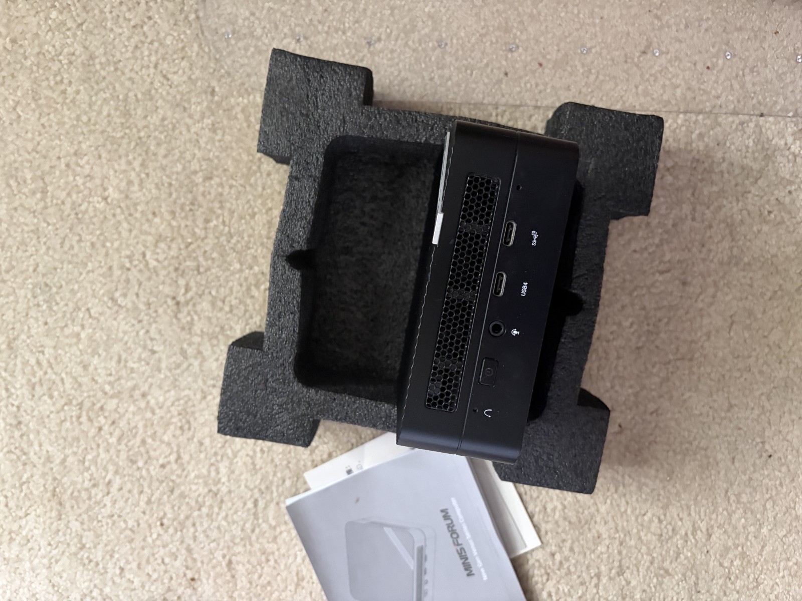 MINISFORUM UM690 barebone + hdmi cable,Sata connector, vesa mount,stand, charger