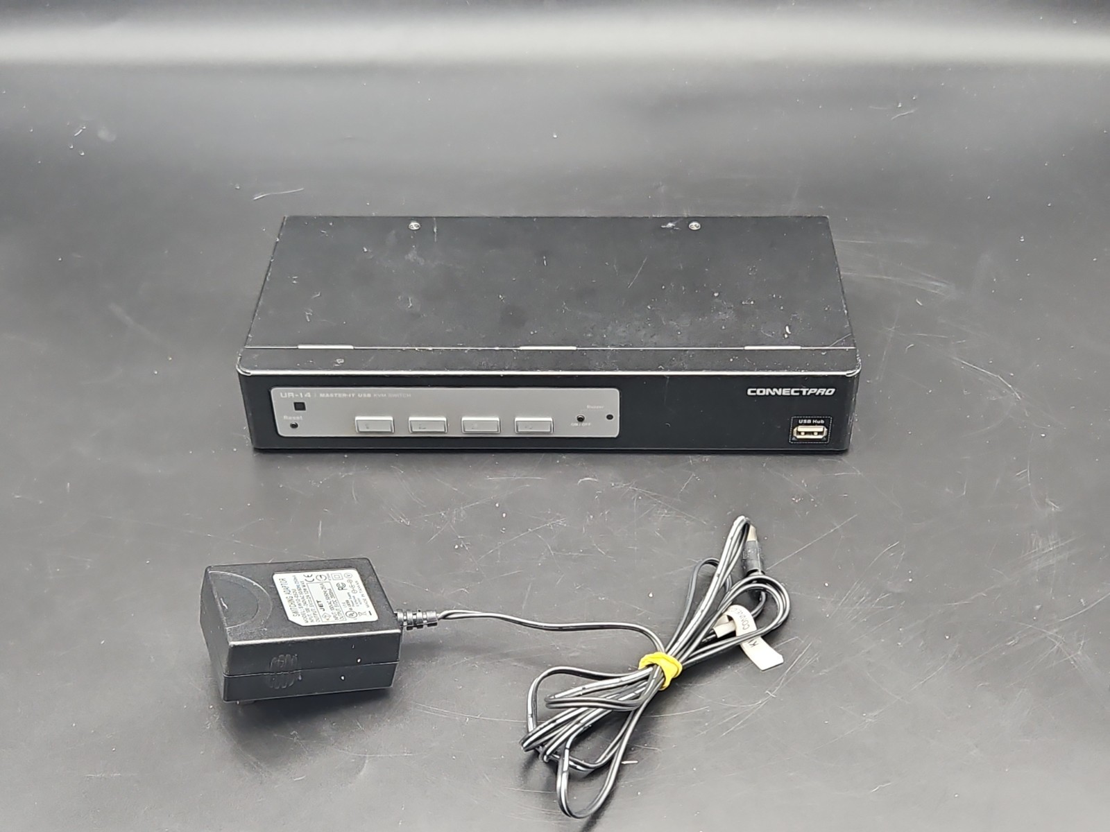 ConnectPRO Master-IT USB VGA 4-Port UR-14 Professional KVM Switch w/ Adapter