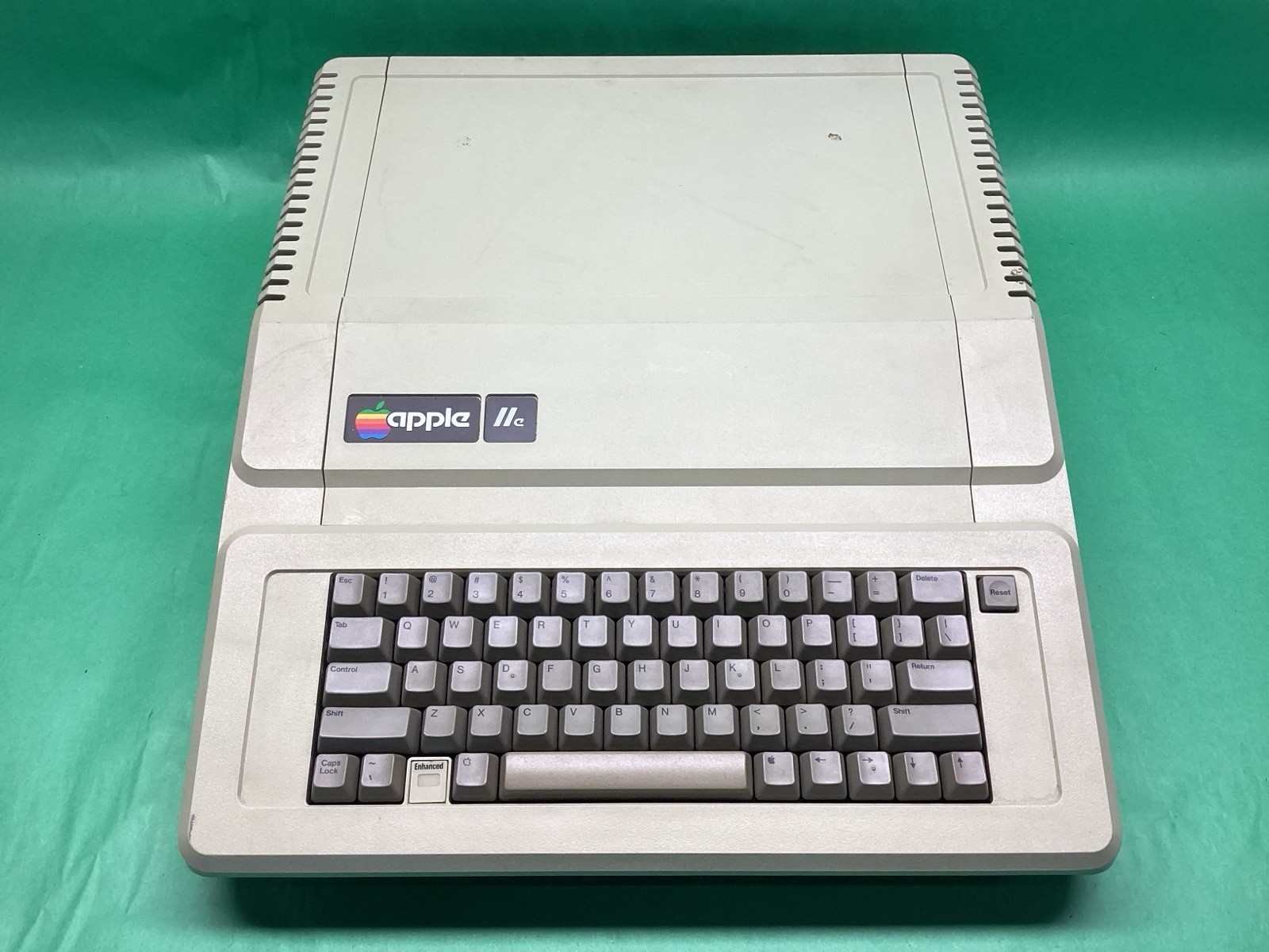 Apple II IIe Computer A2S2064 - NO PSU - FOR PARTS / REPAIR - UNTESTED