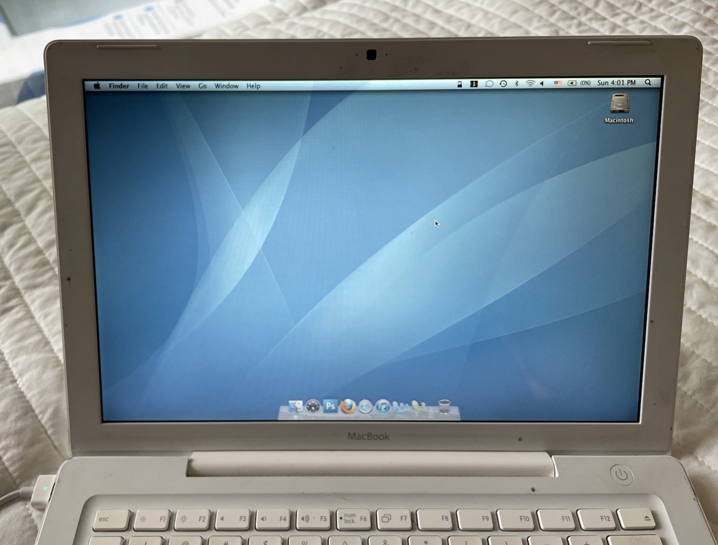 Apple MacBook 13" A1181 2008 Laptop - 120GB HDD/1GB RAM - Core 2 Duo #4484