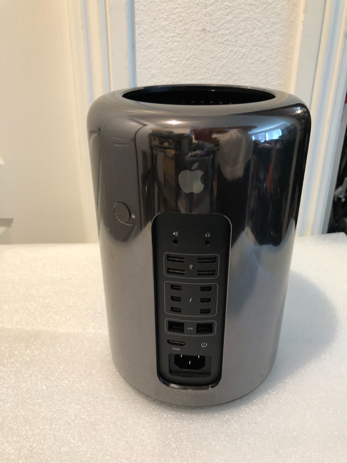 Apple Mac Pro Late 2013  8-Core 3 GHz   Intel Xeon E5  1.92TB SSD 32GB AMD-D500