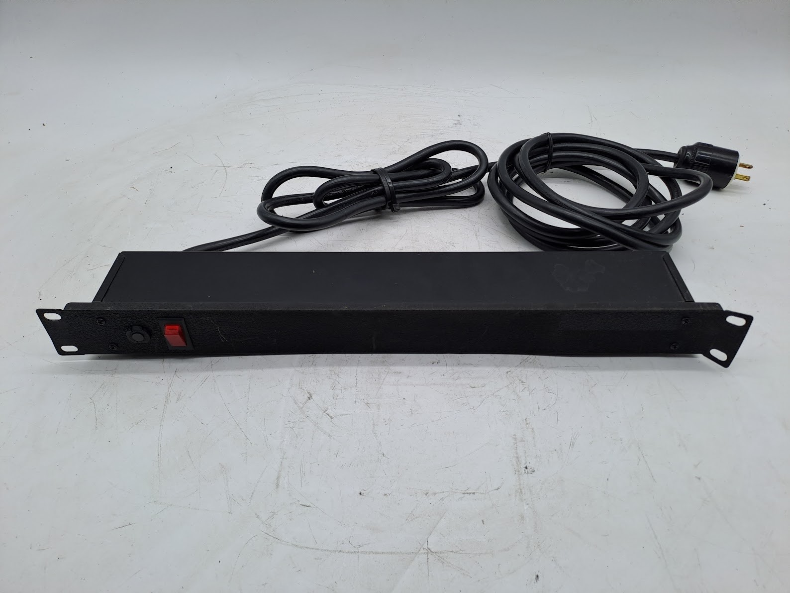 Wiremold Legrand Rackmount, 125V, 15A, 20"L, 8 Outlets 15ft Cord J08B2B
