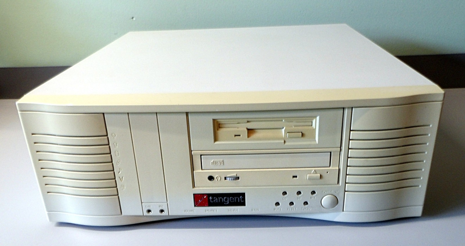 Vtg Pentium MMX 100 Multi-Media Computer Built-in Speakers Gaming PC (Powers On)