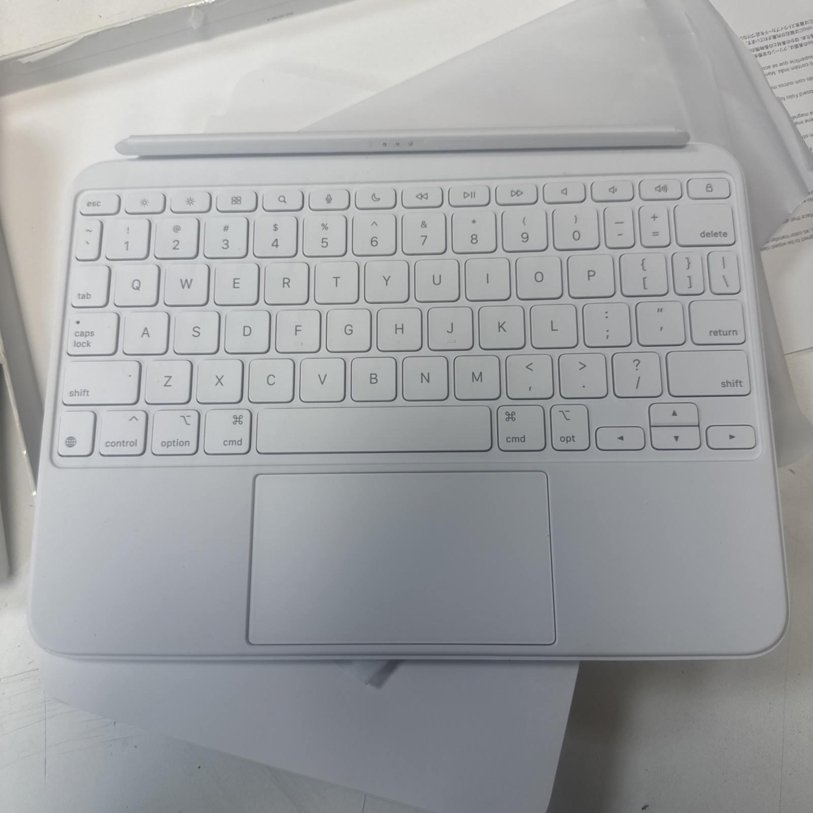 Apple Magic Keyboard Folio White iPad 10th Gen A16 11-inch A2695 MQDP3LL/A