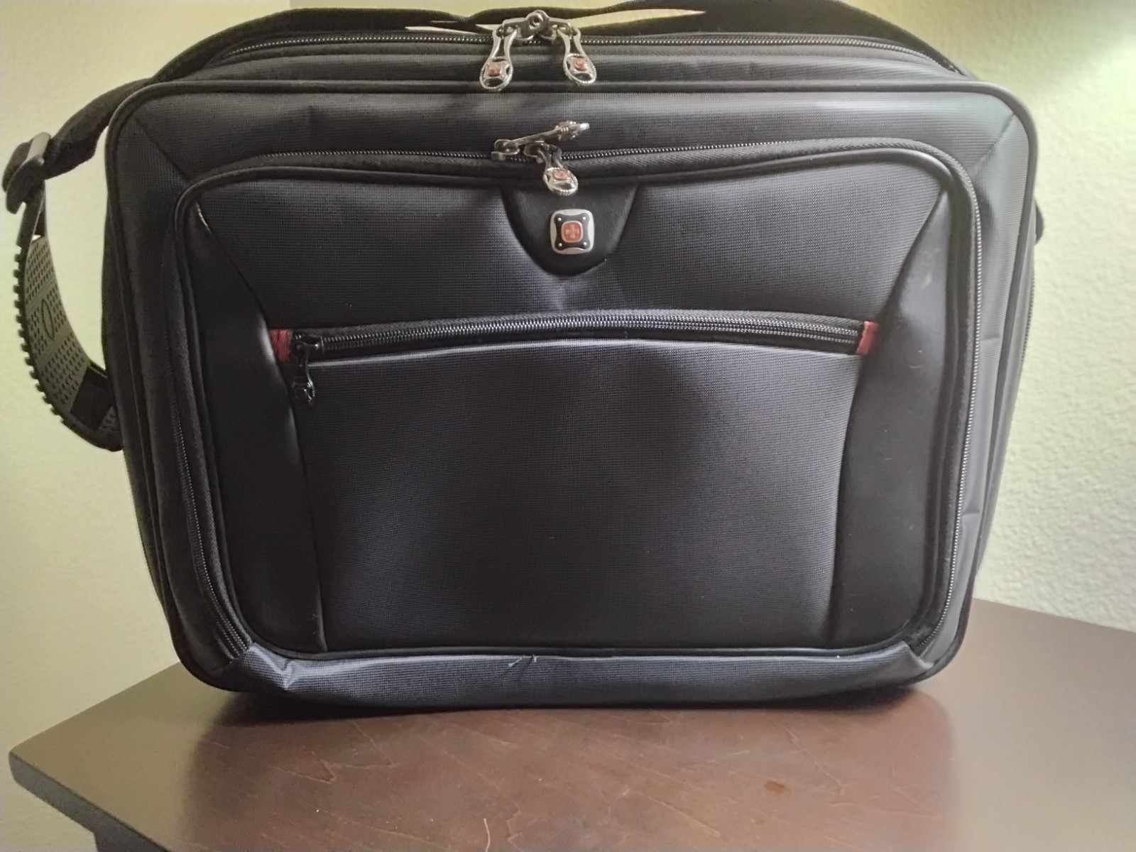 SwissGear Legacy 17" Laptop Case – Durable, Professional, Travel-Ready