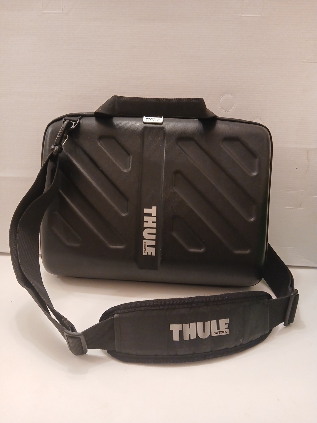 Thule Gauntlet Double section protective case- iPad/ tablet/laptop - Black